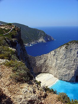 Ausblick von der Aussichtsplattform oberhalb des berühmten Ansichtskartenmotivs 'Schiffwrack' Richtung Süden die felsige Westküste von Zakynthos entlang. copyright 2005 by WebTraveller