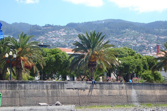 Blick vom Strand auf Funchal